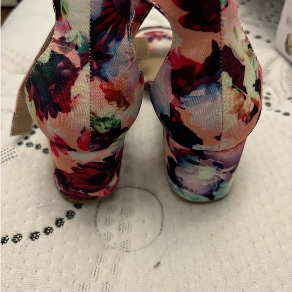 Dream Pairs floral heels. Size 9 - Picture 4 of 4